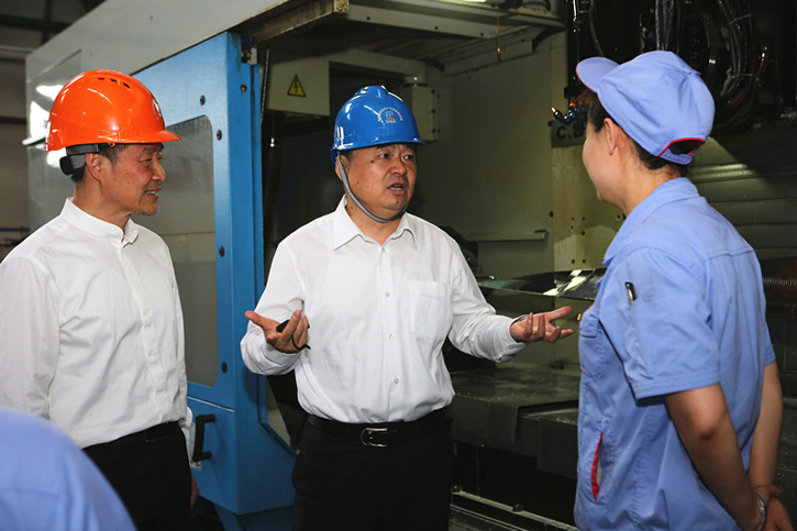 郝鵬與哈電集團一線生產人員深入交流